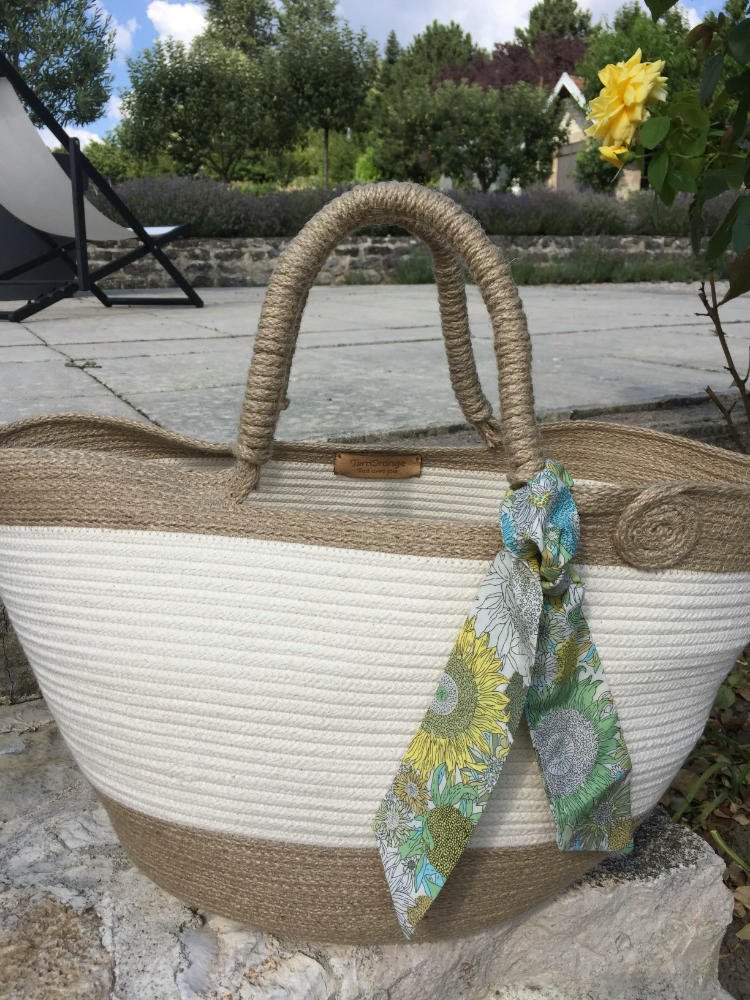 Ce sac panier, toute saison, peut être porté main ou épaule selon la finition.