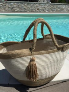Ce sac panier, toute saison, peut être porté main ou épaule selon la finition.