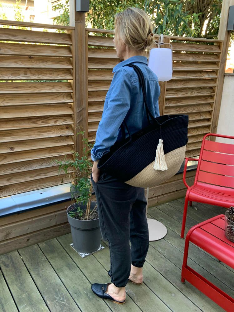 Ce sac panier, toute saison, peut être porté main ou épaule selon la finition.