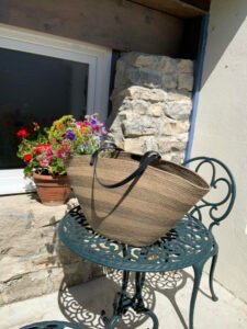 Ce sac panier, toute saison, peut être porté main ou épaule selon la finition.