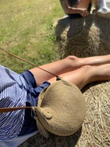 Le panier Santa Monica est un sac à main de forme ronde avec anse longue, mode, toute saison, porté épaule.