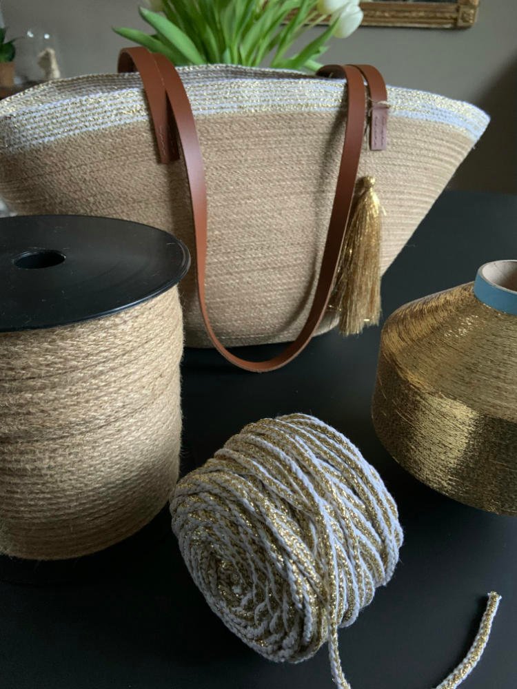 Ce sac panier, toute saison, peut être porté main ou épaule selon la finition.