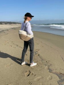 Ce sac panier, toute saison, peut être porté main ou épaule selon la finition.