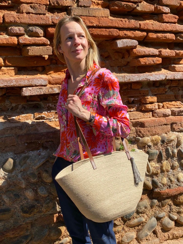 Ce sac panier, toute saison, peut être porté main ou épaule selon la finition.