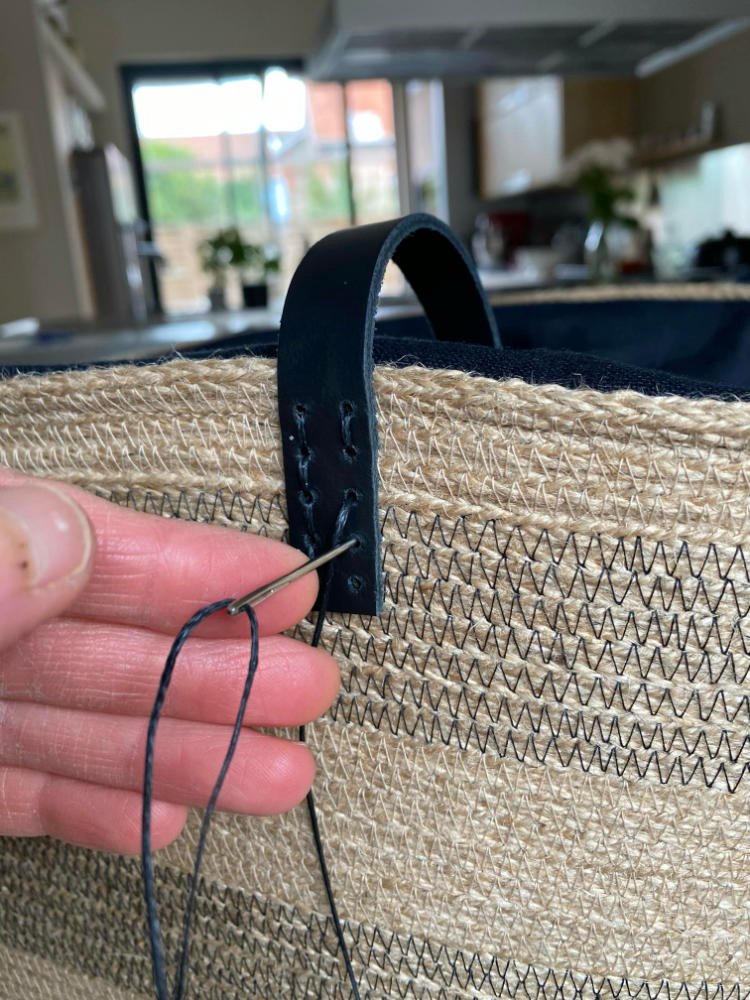 Ce sac panier, toute saison, peut être porté main ou épaule selon la finition.