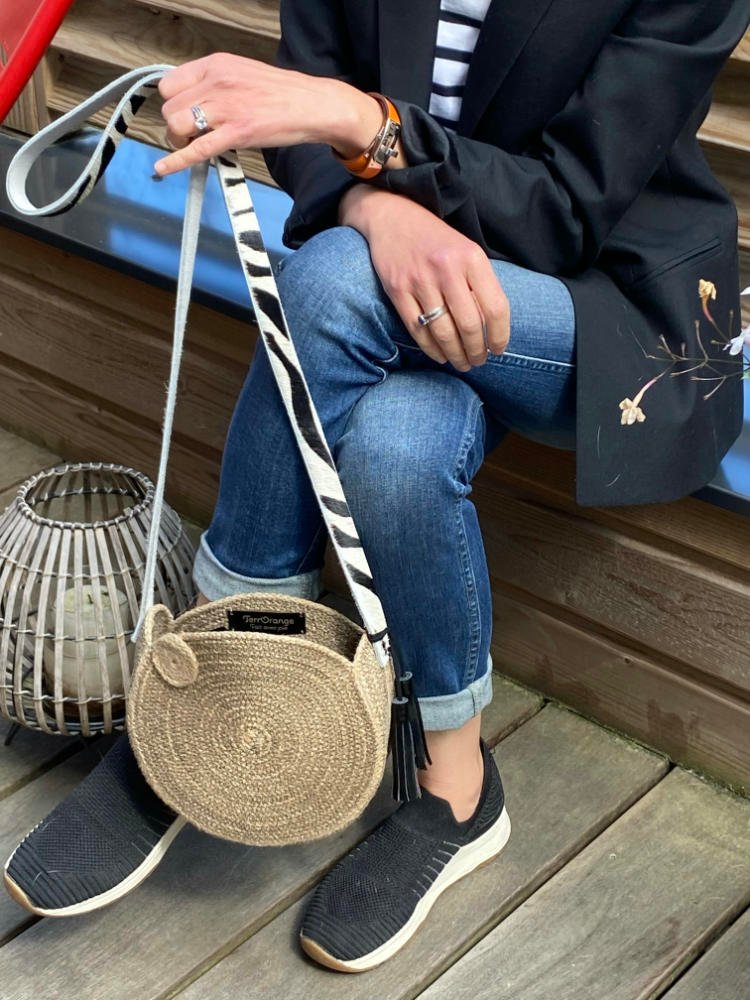 Le panier Santa Monica est un sac à main de forme ronde avec anse longue, mode, toute saison, porté épaule.
