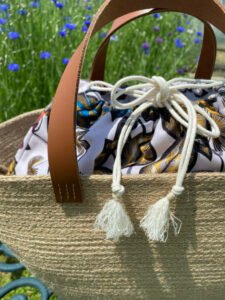 Ce sac panier, toute saison, peut être porté main ou épaule selon la finition.