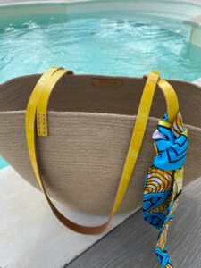 Ce sac panier, toute saison, peut être porté main ou épaule selon la finition.