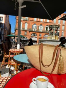 Ce sac panier, toute saison, peut être porté main ou épaule selon la finition.