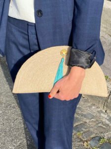 Cette pochette, demi-lune ou rectangulaire, est un accessoire de mode toute saison.