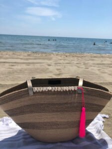 Ce sac panier, toute saison, peut être porté main ou épaule selon la finition.