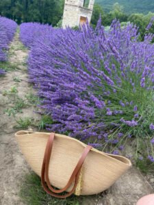 Ce sac panier, toute saison, peut être porté main ou épaule selon la finition.