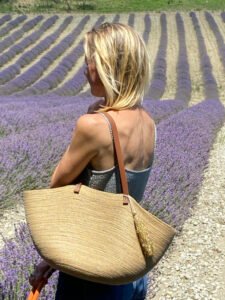 Ce sac panier, toute saison, peut être porté main ou épaule selon la finition.