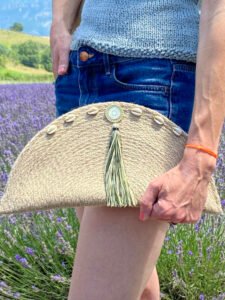 Cette pochette, demi-lune ou rectangulaire, est un accessoire de mode toute saison.