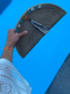 Cette pochette, demi-lune ou rectangulaire, est un accessoire de mode toute saison.