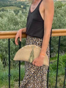 Cette pochette, demi-lune ou rectangulaire, est un accessoire de mode toute saison.