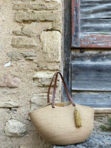 Ce sac panier, toute saison, peut être porté main ou épaule selon la finition.