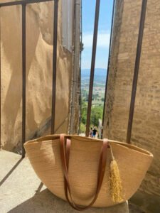 Ce sac panier, toute saison, peut être porté main ou épaule selon la finition.
