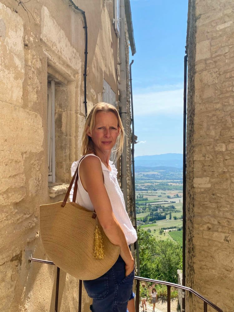 Ce sac panier, toute saison, peut être porté main ou épaule selon la finition.