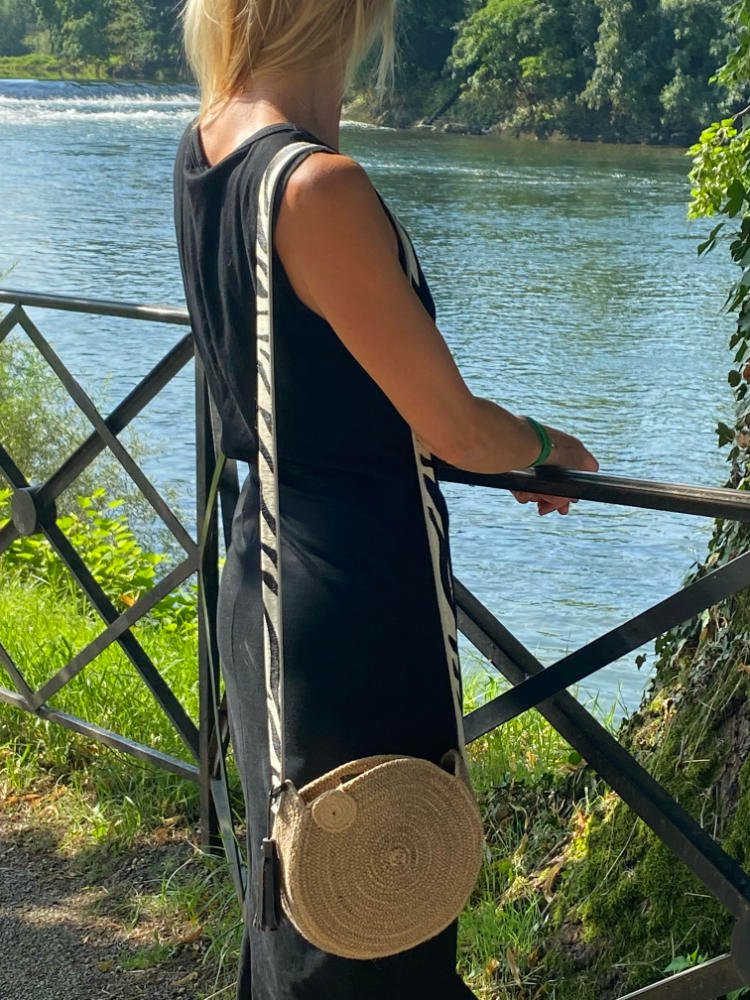Le panier Santa Monica est un sac à main de forme ronde avec anse longue, mode, toute saison, porté épaule.