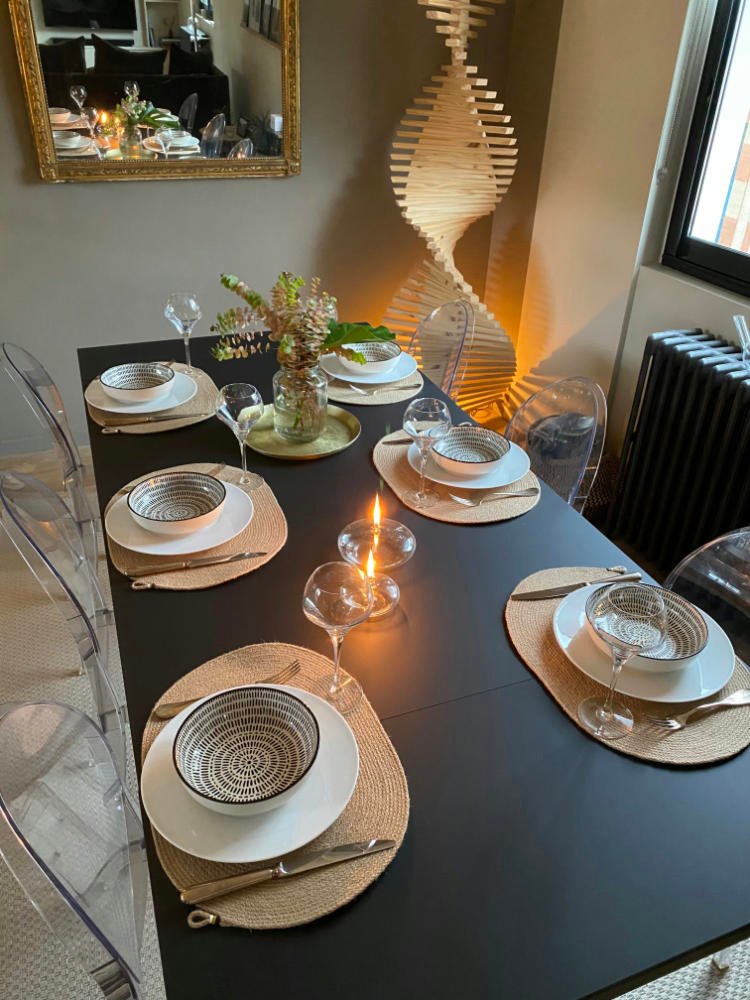 Ce set de table est en corde naturelle. Il embellit votre table.