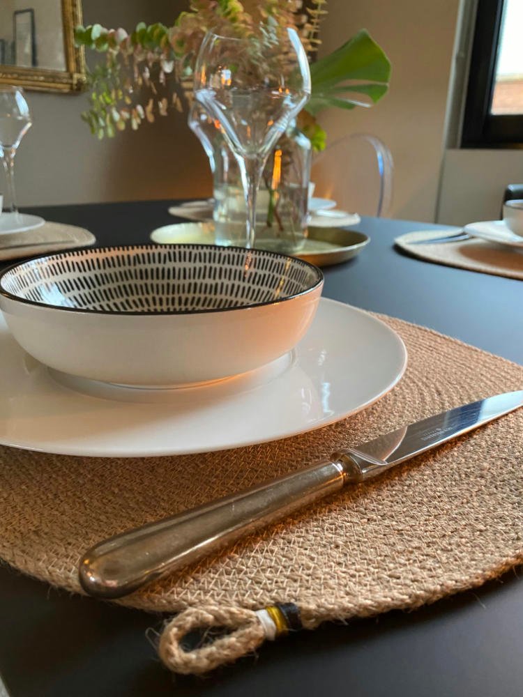 Ce set de table est en corde naturelle. Il embellit votre table.