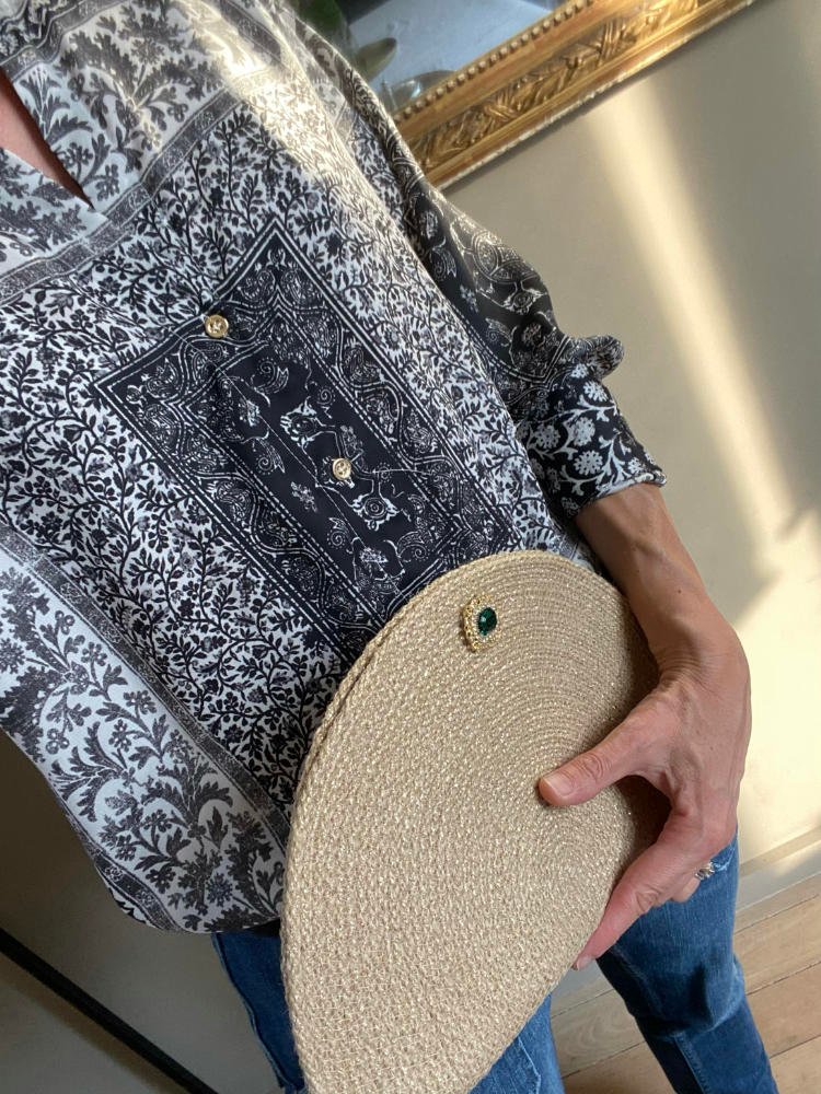 Cette pochette, demi-lune ou rectangulaire, est un accessoire de mode toute saison.