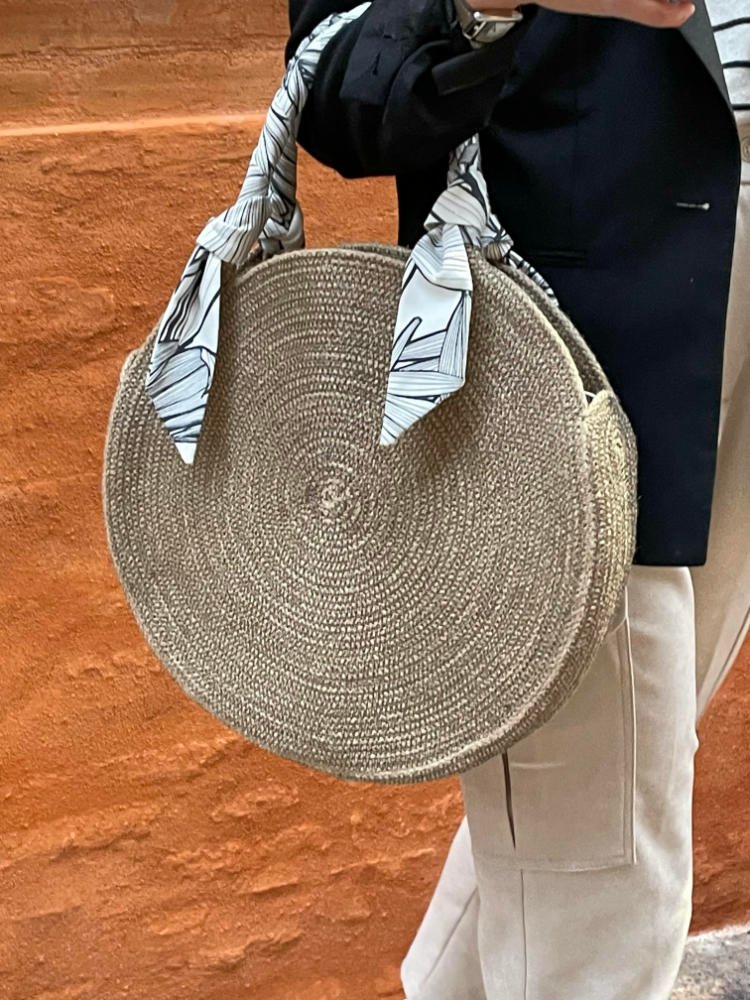 Le panier rond Santa Fe est un sac à main mode, toute saison, porté main ou épaule.