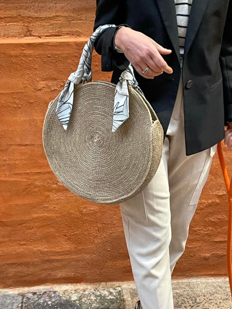 Le panier rond Santa Fe est un sac à main mode, toute saison, porté main ou épaule.
