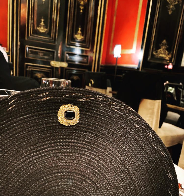 Cette pochette, demi-lune ou rectangulaire, est un accessoire de mode toute saison.