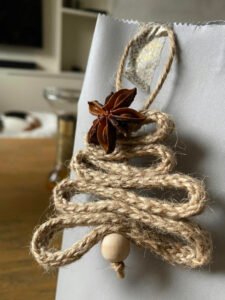 Magnifique décoration de Noël en corde naturelle pour embellir votre intérieur.