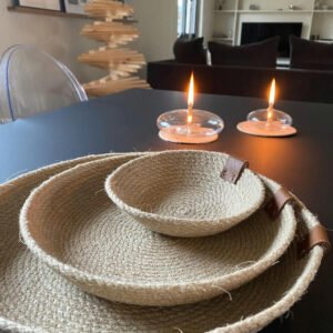Ce plateau aux formes modernes et élégantes est fait en corde naturelle.