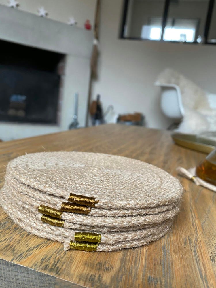 Ces sous-verres en corde naturelle embelliront votre table.