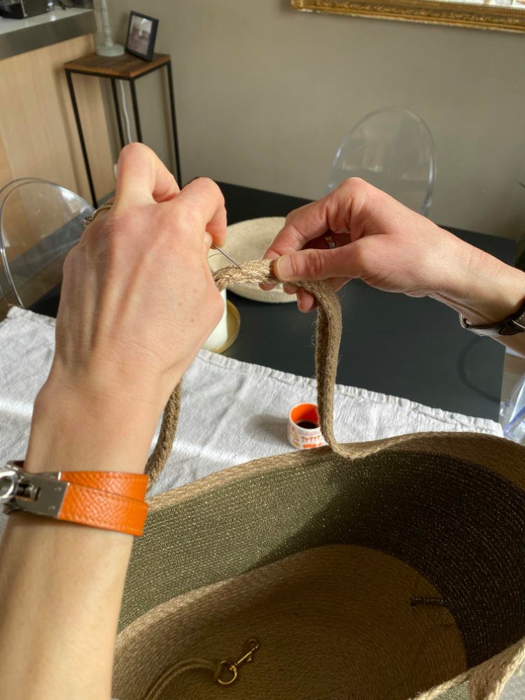 Ce sac panier, toute saison, peut être porté main ou épaule selon la finition.
