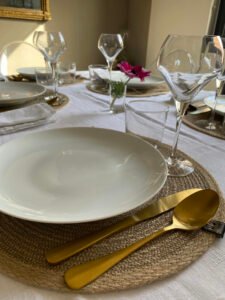 Ce set de table est en corde naturelle. Il embellit votre table.