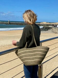 Ce sac panier, toute saison, peut être porté main ou épaule selon la finition.