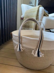 Ce panier de décoration en corde naturelle pour embellir votre intérieur ou votre extérieur.