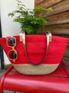 Ce sac panier, toute saison, peut être porté main ou épaule selon la finition.