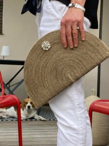 Cette pochette, demi-lune ou rectangulaire, est un accessoire de mode toute saison.