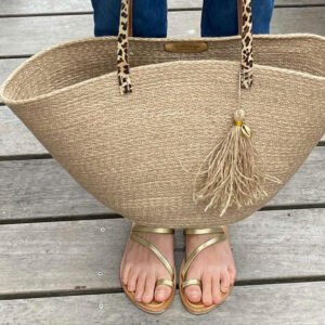 Ce sac panier, toute saison, peut être porté main ou épaule selon la finition.