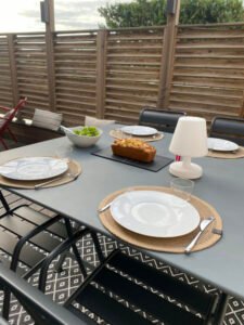 Ce set de table est en corde naturelle. Il embellit votre table.