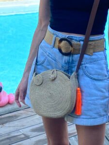Le panier Santa Monica est un sac à main de forme ronde avec anse longue, mode, toute saison, porté épaule.