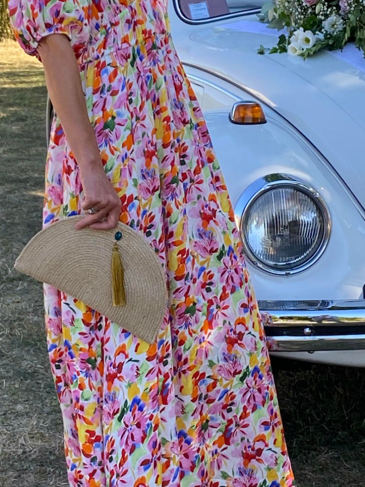Cette pochette, demi-lune ou rectangulaire, est un accessoire de mode toute saison.