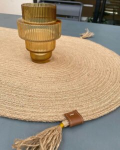 Ce chemin de table est en corde naturelle. Il met en valeur votre centre de table ou vos plats.