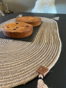 Ce chemin de table est en corde naturelle. Il met en valeur votre centre de table ou vos plats.
