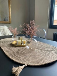 Ce chemin de table est en corde naturelle. Il met en valeur votre centre de table ou vos plats.
