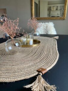 Ce chemin de table est en corde naturelle. Il met en valeur votre centre de table ou vos plats.