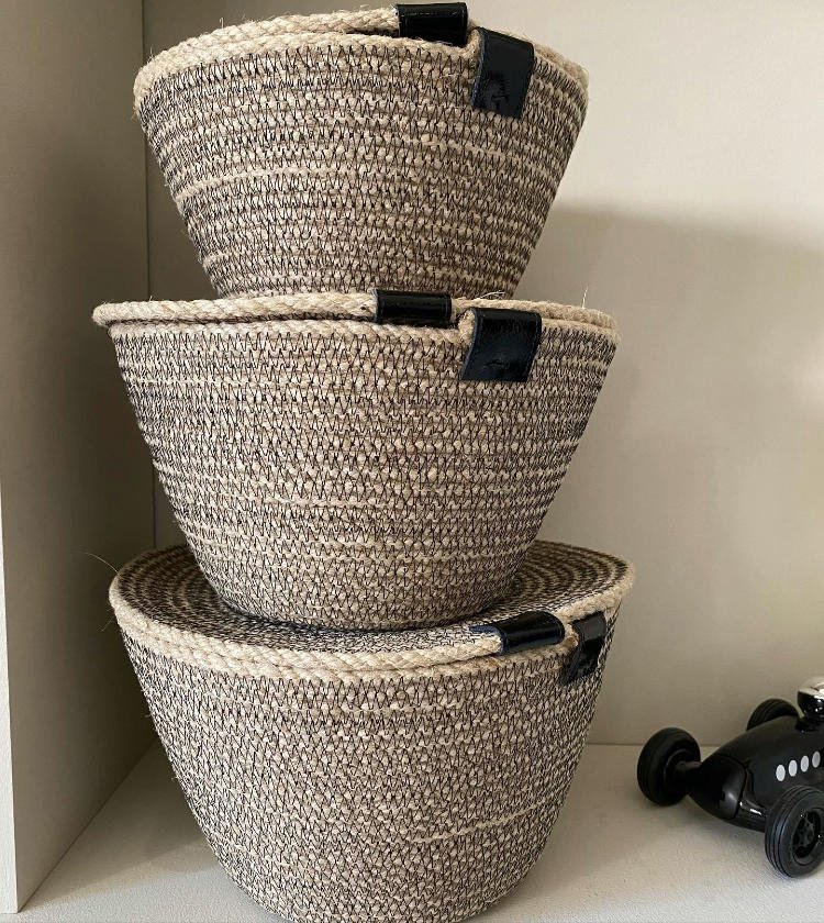 Ce panier de décoration en corde naturelle pour embellir votre intérieur ou votre extérieur.