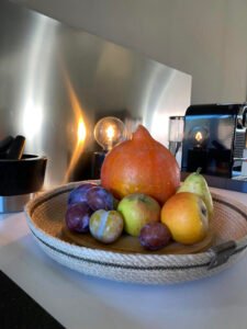 Ce plateau aux formes modernes et élégantes est fait en corde naturelle.