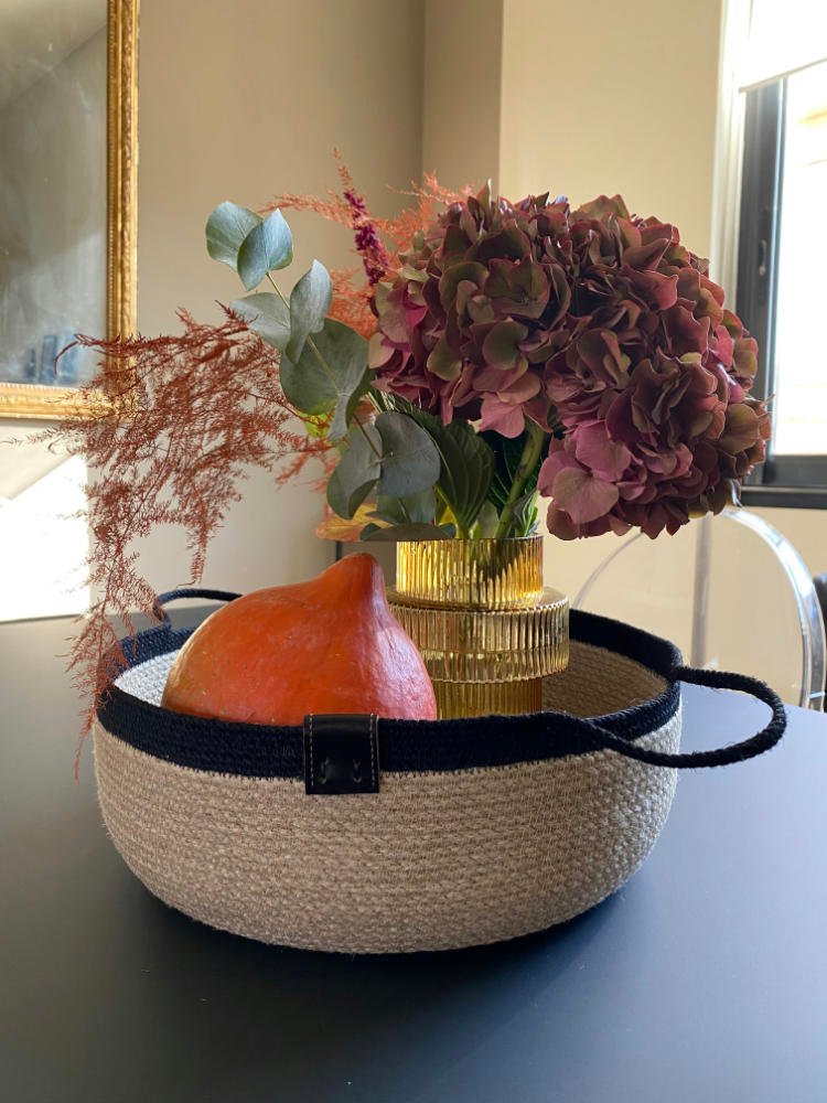 Ce panier de décoration en corde naturelle pour embellir votre intérieur ou votre extérieur.